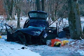 Uciekał przed policją. Zginął po zderzeniu z drzewem