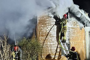 Pożar domu na ROD w Bartoszewie. Nocna akcja strażaków