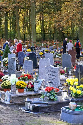 Ostatnie porządki, przyozdabianie grobów-2957