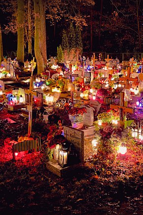 Cmentarz po zmroku skłania do zadumy i refleksji-2960