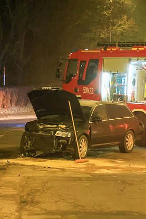 Zderzenie dwóch aut na skrzyżowaniu -3054