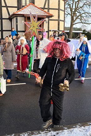 Kolędnicy w Niekłończycy. Dawna tradycja wraca-3079