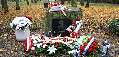 Kwiaty i znicze pod obeliskiem Józefa Piłsudskiego w Policach-20204