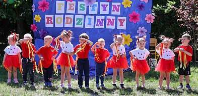 Kolorowy festyn w „Calineczce”. Dzień Mamy i Taty