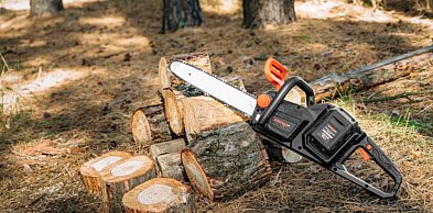 Jakie błędy popełnia się podczas pracy z akumulatorową piłą łańcuchową?