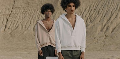 Czy bluzy dresowe męskie z kapturem są bardziej praktyczne niż bez kaptura?