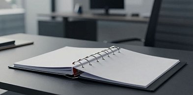 Teczka ofertowa, smycz konferencyjna i segregator — pakiet biznesowy na spotkanie
