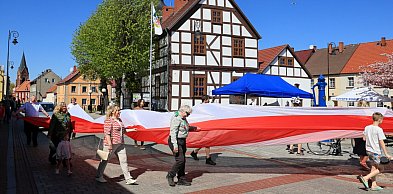 Marsz z flagą i hymn pod wieżą. Nowe Warpno świętuje Dzień Flagi