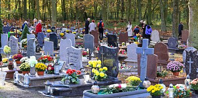 Police. Ostatnie porządki, przyozdabianie grobów [foto]-20075