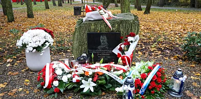 Kwiaty i znicze pod obeliskiem Józefa Piłsudskiego w Policach-20204