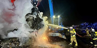Trwa dogaszanie nocnego pożaru złomowiska samochodów w Stobnie-20525