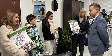 Uczniowie „Ósemki” podarowali burmistrzowi jubileuszowy kalendarz!-21106