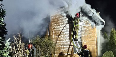Pożar domu na ROD w Bartoszewie. Nocna akcja strażaków