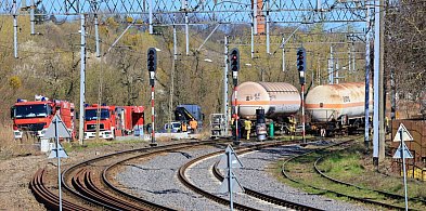 Trwa opróżnianie cysterny z amoniakiem blokującej szlak kolejowy do Polic