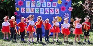 Kolorowy festyn w „Calineczce”. Dzień Mamy i Taty
