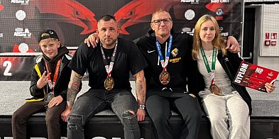 Zawodnicy Energy Gold Team Police z medalami-20333