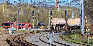 Trwa opróżnianie cysterny z amoniakiem blokującej...