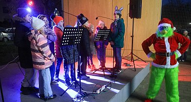 Spotkanie wigilijne i wspólne kolędowanie na placu przy ul. Roweckiego w Policach-20658