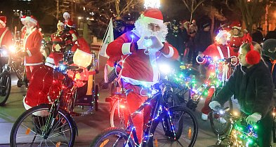 Kolorowy przejazd Mikołajów na rowerach rozświetlił Police-20664