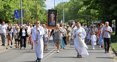 Boże Ciało. Procesja w parafii pw. św. Kazimierza w Policach