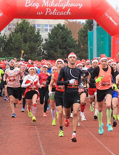 Ponad 700 uczestników na starcie XIII Biegu Mikołajkowego w Policach-20562