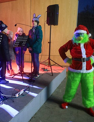 Spotkanie wigilijne i wspólne kolędowanie na placu przy ul. Roweckiego w Policach-20658