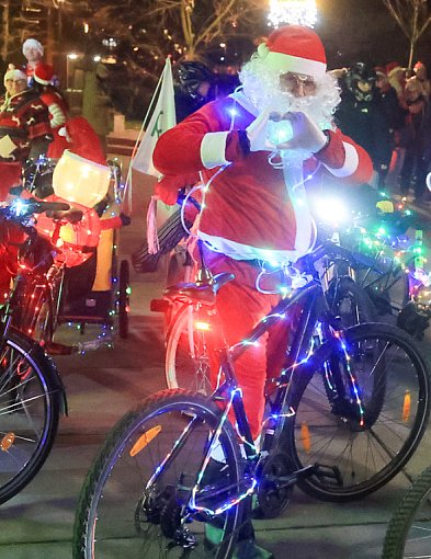 Kolorowy przejazd Mikołajów na rowerach rozświetlił Police-20664