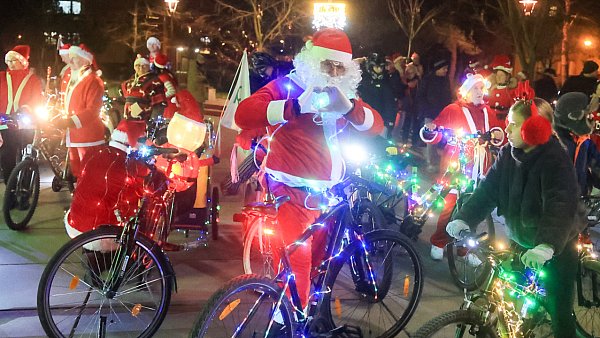 Police - kolorowy przejazd Mikołajów na rowerach