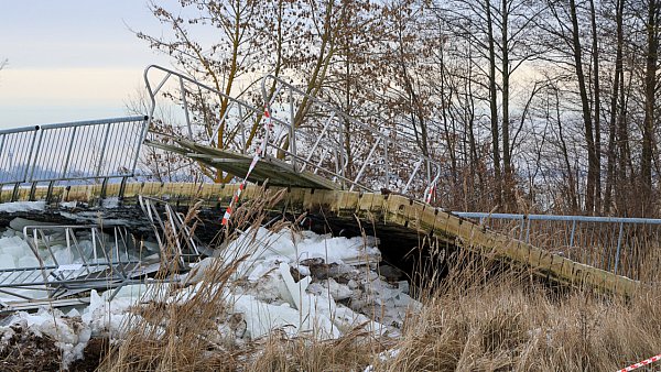 Mróz i fale zrobiły swoje. Promenada w Trzebieży poważnie uszkodzona