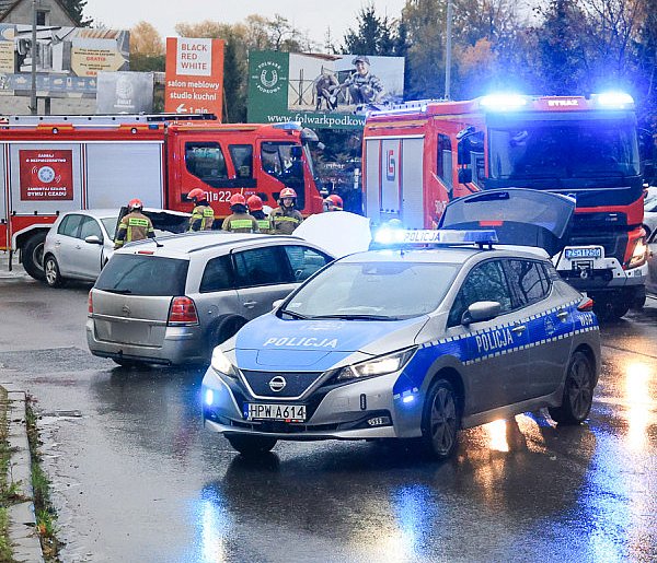 Zderzenie dwóch aut na skrzyżowaniu Asfaltowa-Piłsudskiego w Policach [akt.]-20042