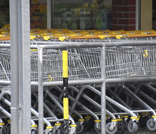 Czy 1 listopada zrobisz zakupy? Ten weekend zaskoczy wielu klientów-20077