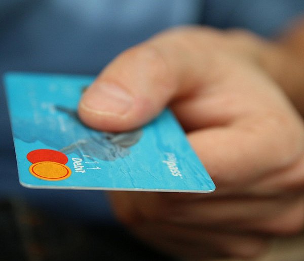 Fiskus skontroluje płatności kartą Polaków? Resort zabiera głos-20314