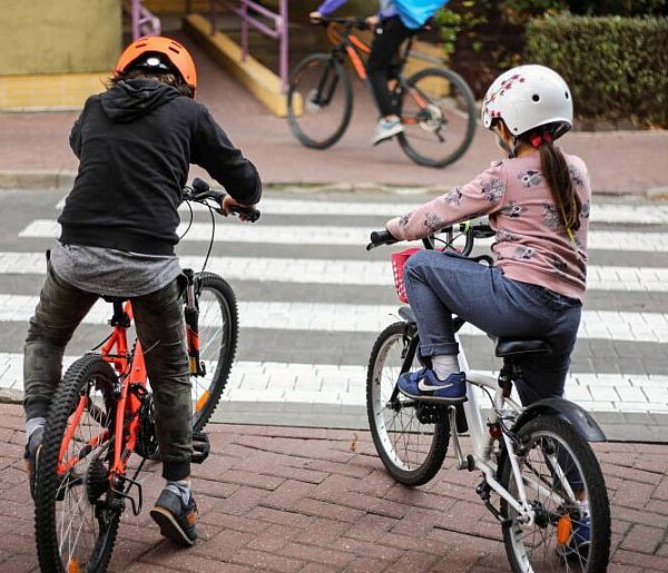 Prezydent podpisał nowelę nakazującą osobom do 16 lat jazdę w kaskach na...-20432