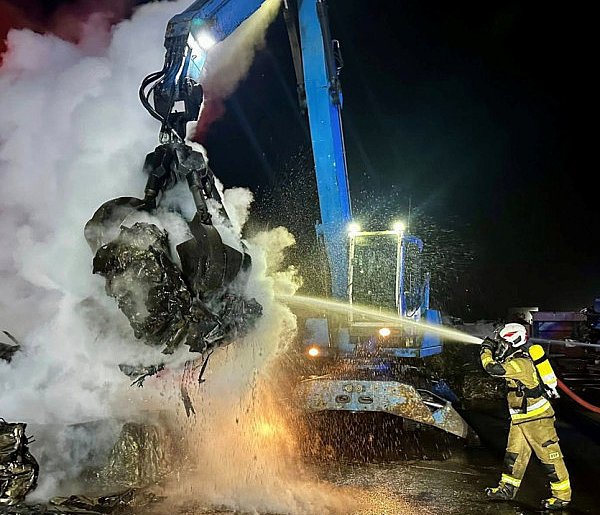 Trwa dogaszanie nocnego pożaru złomowiska samochodów w Stobnie-20525