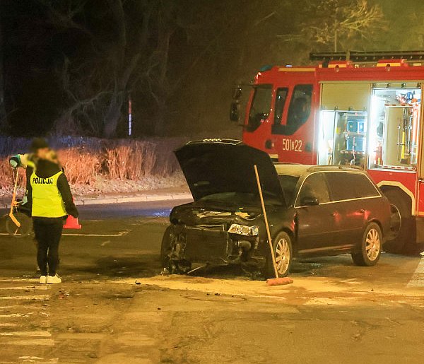 Wypadek na skrzyżowaniu w Policach. Jedna osoba w szpitalu-20682