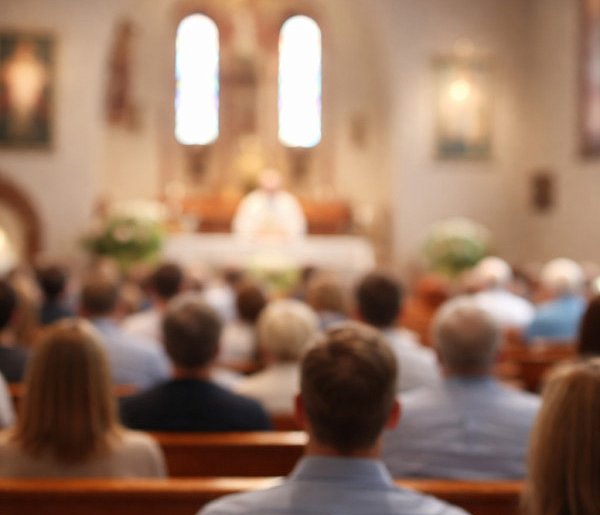 Ilu Polaków naprawdę chodzi do kościoła? Jedna statystyka szokuje-20695