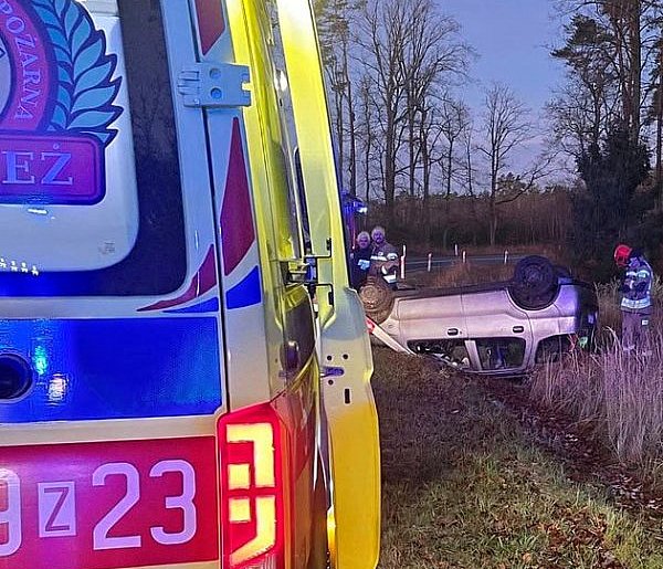 Dachowanie auta na DW114 koło Brzózek-20757