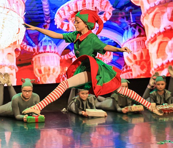 „Dziadek do orzechów” zachwycił Police. Magia baletu na scenie MOK-20787