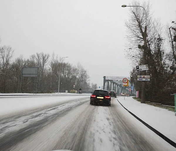 Poważne zagrożenie na drogach. Kierowcy często o tym zapominają-21193