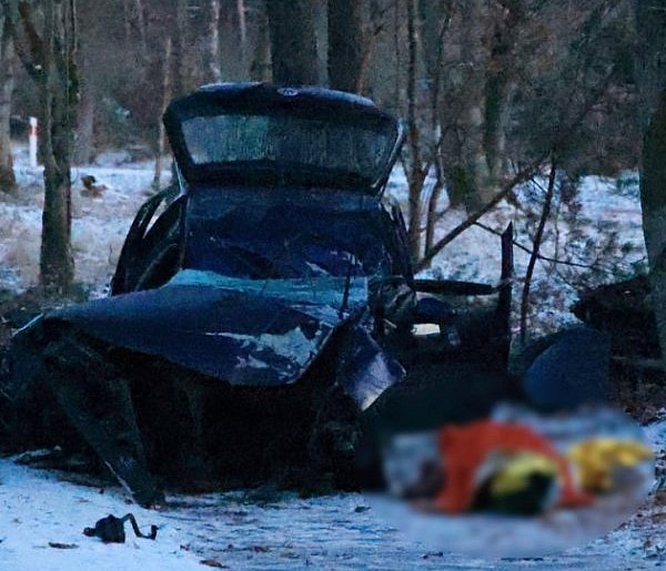 Uciekał przed policją. Zginął po zderzeniu z drzewem