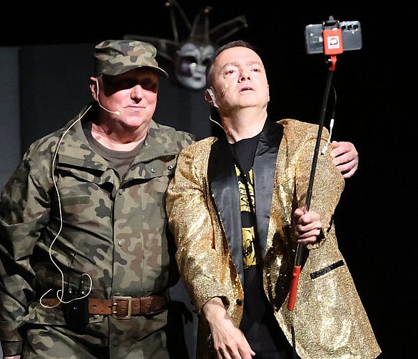 "Teatr najdłużej oprze się krwiożerczej AI" - rozmowa z twórcą Teatru OFFensywnego