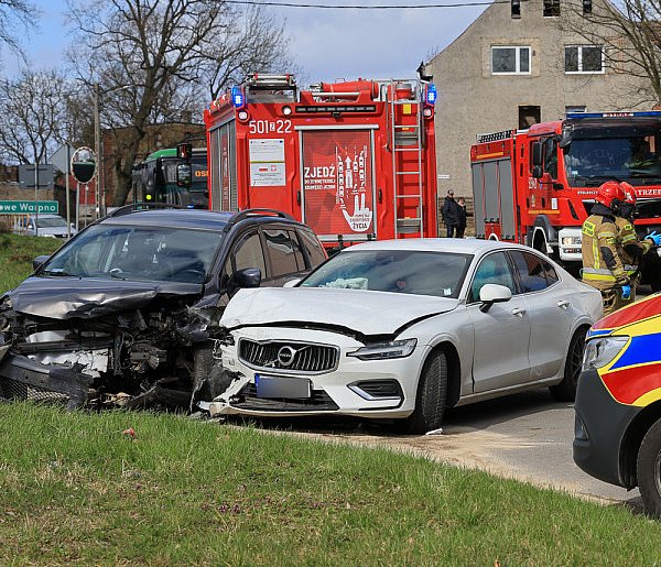 Zderzenie dwóch aut w Policach-Jasienicy