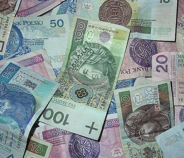 Państwo dopłaca 240 zł. Pieniądze właśnie trafiają na konta Polaków