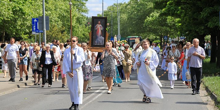 Procesja w parafii pw. św. Kazimierza w Policach