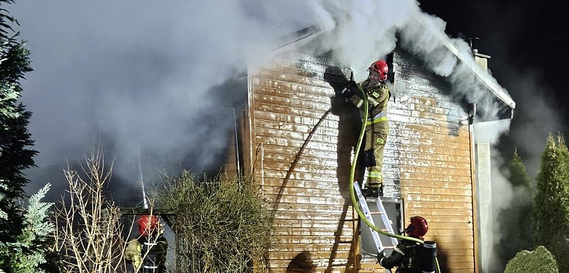 Pożar domu na ROD w Bartoszewie. Nocna akcja strażaków