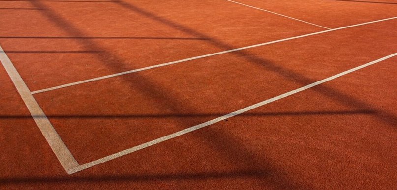 Jakie materiały stosuje się w projektach nowoczesnych nawierzchni sportowych?