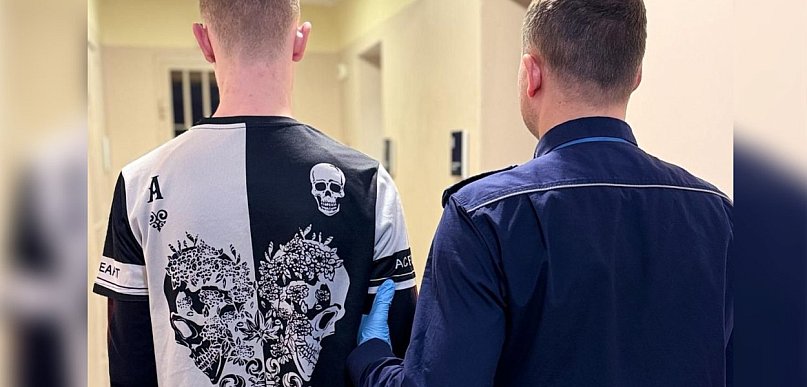 Uszkodził dwa przystanki autobusowe, teraz odpowie przed sądem