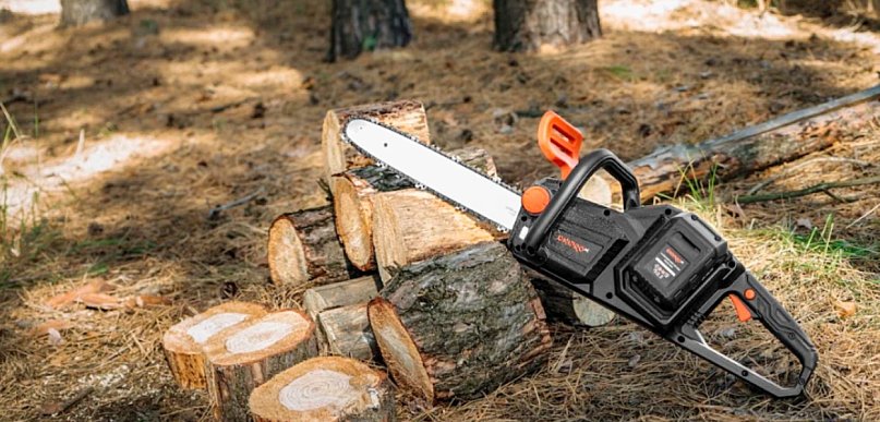 Jakie błędy popełnia się podczas pracy z akumulatorową piłą łańcuchową?