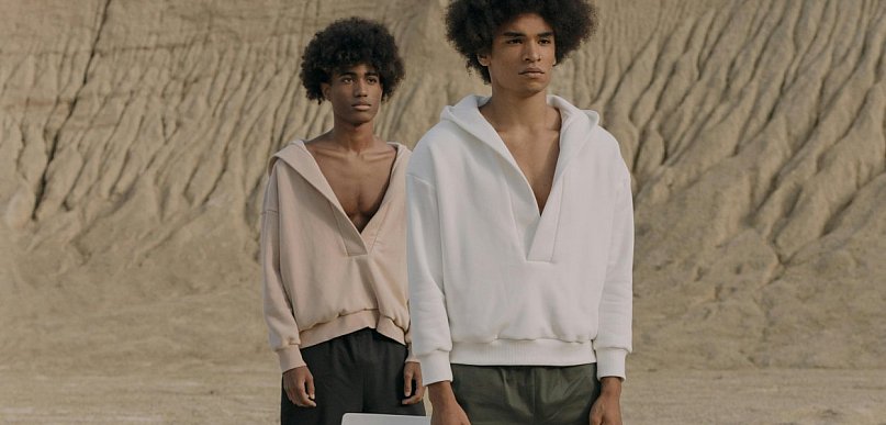 Czy bluzy dresowe męskie z kapturem są bardziej praktyczne niż bez kaptura?