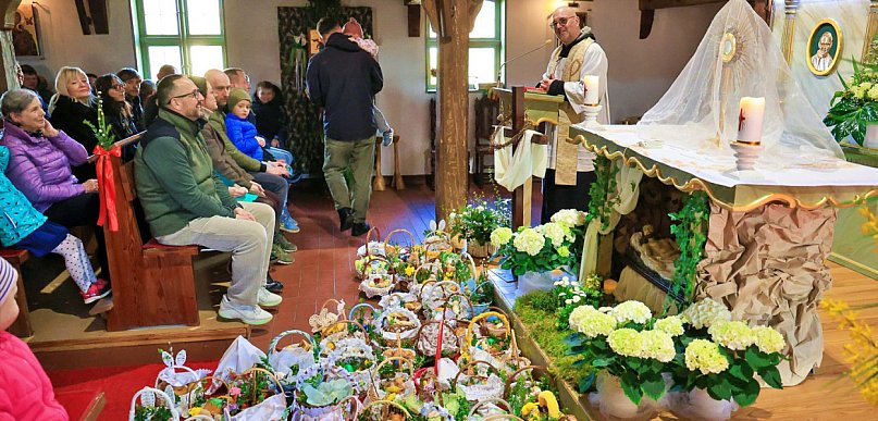 Wielka Sobota - święcenie pokarmów w Policach, Niekłończycy, Tatyni